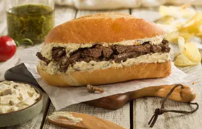 Sánduche de lomo con spread de champiñones Sánduche de lomo con spread de champiñones
