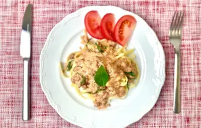 Fideos con carne en salsa rosa