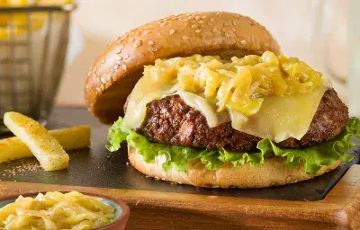 Hamburguesa con cebollas caramelizadas a la miel mostaza. Hamburguesa con cebollas caramelizadas a la miel mostaza.