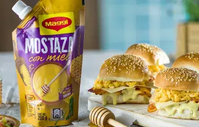 Mini sánduches de huevo con tocino caramelizado en mostaza con miel Mini sánduches de huevo con tocino caramelizado en mostaza con miel