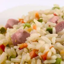 Comidas saludables con arroz y salchicha