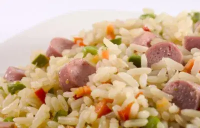 Comidas saludables con arroz y salchicha