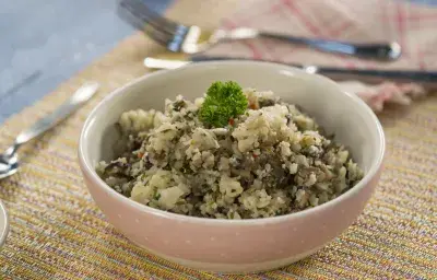 “Arroz” de coliflor con portobellos al chimichurri