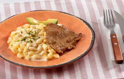 Choclo con Salsa de Queso y Carne Frita Choclo con Salsa de Queso y Carne Frita
