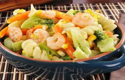 Ensalada de pasta corta y camarón Ensalada de pasta corta y camarón
