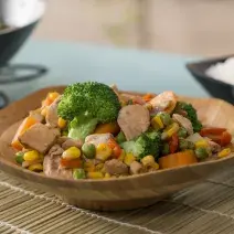 Pollo al wok con vegetales