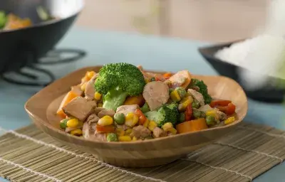 Pollo al wok con vegetales