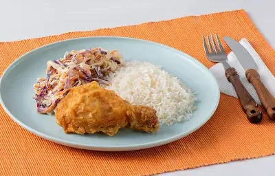 Arroz con Pollo Apanado y Ensalada de Col Arroz con Pollo Apanado y Ensalada de Col