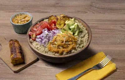 Bowl de quinua con seco de pollo Bowl de quinua con seco de pollo