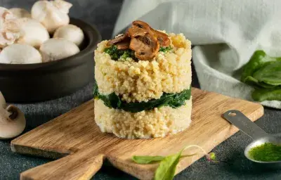 Cous cous Cremoso con Espinacas Salteadas y Champiñones Cous cous Cremoso con Espinacas Salteadas y Champiñones