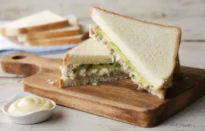 Sanduche de Atún con Mayonesa de Aguacate Sanduche de Atún con Mayonesa de Aguacate