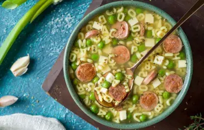 Sopa de salchicha y letras