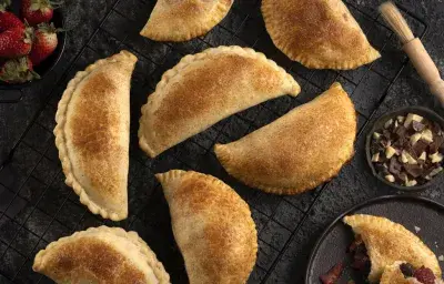 Empanadas de fresa y chocolate Empanadas de fresa y chocolate