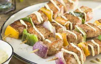 Satay de cerdo en mayonesa picante asiática Satay de cerdo en mayonesa picante asiática