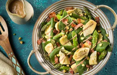 Incorpora el aderezo a la ensalada y mezcla bien cubriendo todos los vegetales. decora con los pistachos picados y sirve enseguida. Incorpora el aderezo a la ensalada y mezcla bien cubriendo todos los vegetales. decora con los pistachos picados y sirve enseguida.
