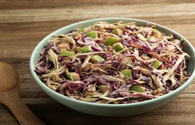 Ensalada Navideña de Col Blanca y Morada