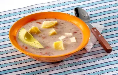 Sopa de Avena con Aguacate