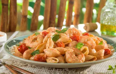 Conchitas cremosas al tomate y camarón Conchitas cremosas al tomate y camarón