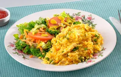 Arroz Cremoso con Pollo y Ensalada Arroz Cremoso con Pollo y Ensalada