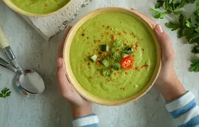 Sopa fría de pepino y aguacate