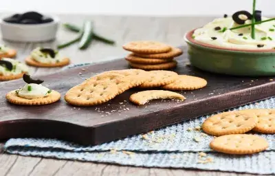 Receta dip de queso crema, aceitunas y cebollin con galletas Ricas®. Receta dip de queso crema, aceitunas y cebollin con galletas Ricas®.