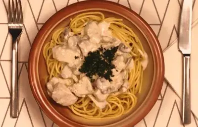 Pasta de pollo con champiñones