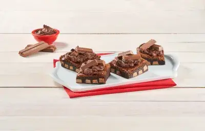 BROWNIES KITKAT® preparados con Leche Evaporada CARNATION® CLAVEL® BROWNIES KITKAT® preparados con Leche Evaporada CARNATION® CLAVEL®