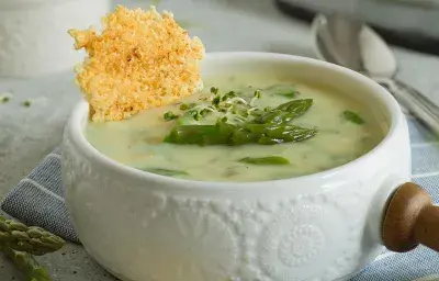 Crema de espárragos con crocantes de parmesano