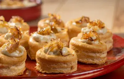 Tartaletas de queso azul y y cebollas caramelizadas. Tartaletas de queso azul y y cebollas caramelizadas.