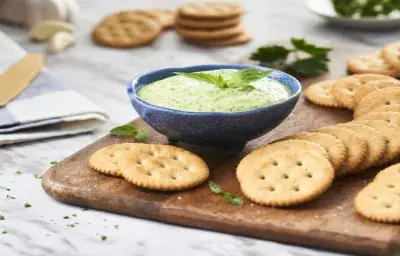 Receta Dip verde con galletas Ricas®. Receta Dip verde con galletas Ricas®.