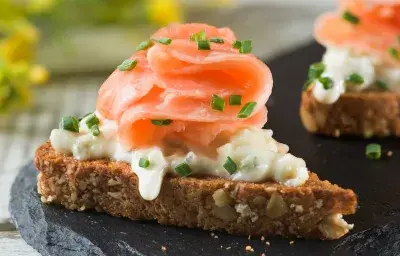 Bruschetta de salmón, queso azul y cebollín Bruschetta de salmón, queso azul y cebollín