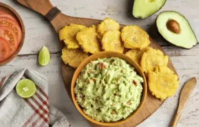 dip cremoso de aguacate con patacones