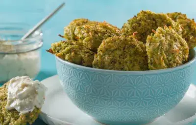 Bocados de brócoli con aderezo de parmesano Bocados de brócoli con aderezo de parmesano