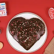 Torta de chocolate en forma de corazón - San Valentín