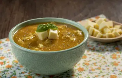 Sopa de Tomate con Queso y Fideos Sopa de Tomate con Queso y Fideos