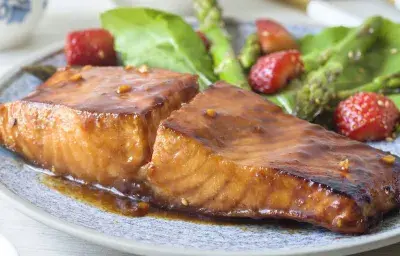 Salmón glaseado al BBQ con espárragos salteados y fresas al balsámico Salmón glaseado al BBQ con espárragos salteados y fresas al balsámico