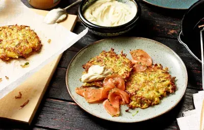 Rösti de patatas, espárragos blancos y verdes con salmón.