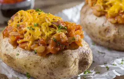 Papas al Horno Rellenas con Chili con Carne Vegetariano