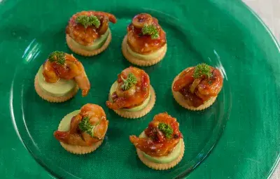 Bocaditos de camarón en salsa de tomate Bocaditos de camarón en salsa de tomate