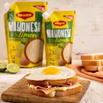 Sandwich de jamón, queso y huevo frito