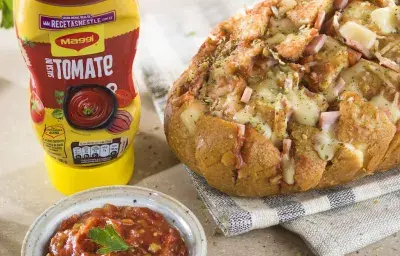 Pull-apart Bread relleno de Jamón y Queso en Salsa de Aceitunas Pull-apart Bread relleno de Jamón y Queso en Salsa de Aceitunas