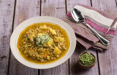 Sopa de lenteja con fideos