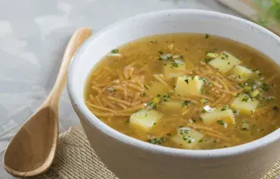 Sopa de fideos tostados