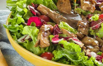 Ensalada de lomo de cerdo caramelizado con vinagre balsámico Ensalada de lomo de cerdo caramelizado con vinagre balsámico