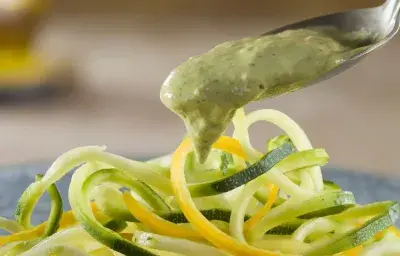 Zoodles al pesto de cilantro y filete de pollo