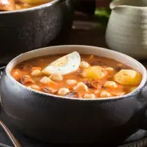 Sopa española con garbanzo y chorizo