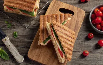 Panini de pollo caprese Panini de pollo caprese
