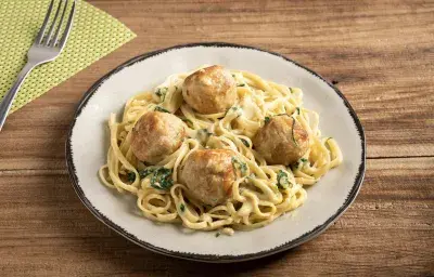Fideo con Albóndigas de Pollo en Salsa Cremosa Fideo con Albóndigas de Pollo en Salsa Cremosa