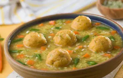 Sopa de albóndigas de verde