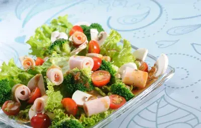 Ensalada de jamón y brócoli